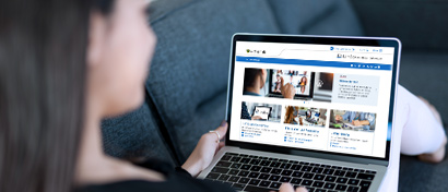Symbolfoto: Sch�lerin vor Notebook